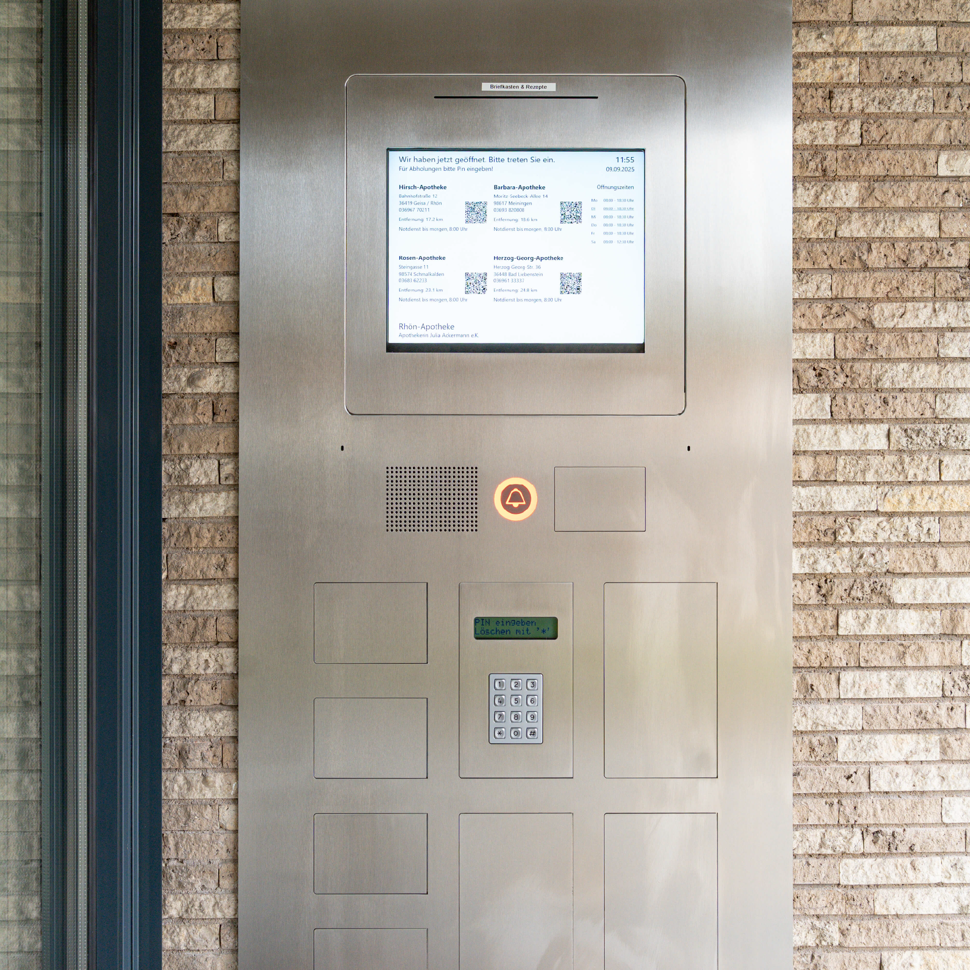 Edelstahlgrauer Abholautomat der Rhön-Apotheke Kaltennordheim mit digitalem Display, Abholcode/PIN-Eingabe und Hinweisbox für die Medikamentenabholung.